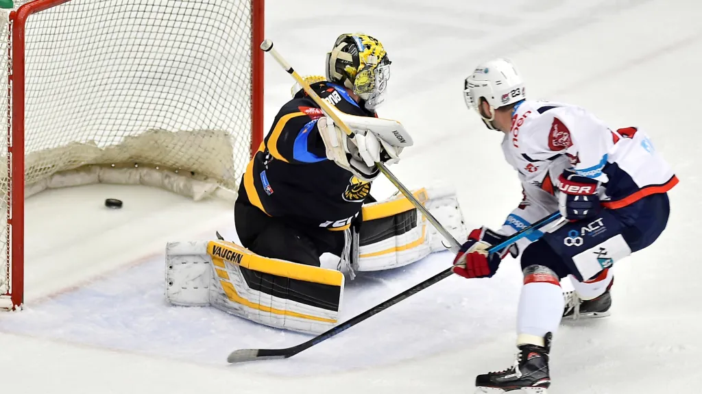 Chomutovský Tomáš Svoboda překonává Jaroslava Januse