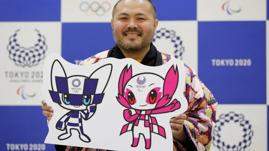 Ilustrátor Rjo Taniguči a jeho dva maskoti pro OH v Tokiu