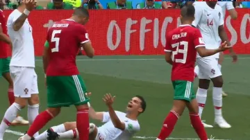 Pepeho komický pád na zem v utkání proti Maroku