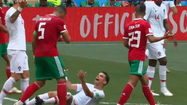 Pepeho komický pád na zem v utkání proti Maroku