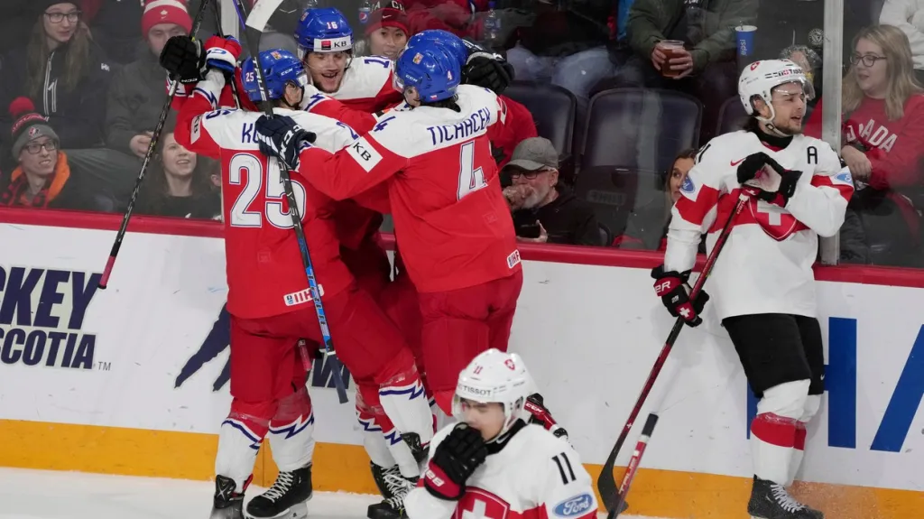 Čeští junioři se radují v utkání proti Švýcarům