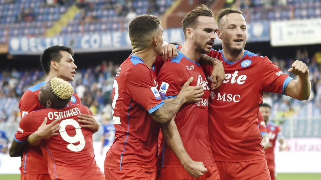 Fotbalisté Neapole se radují z gólu