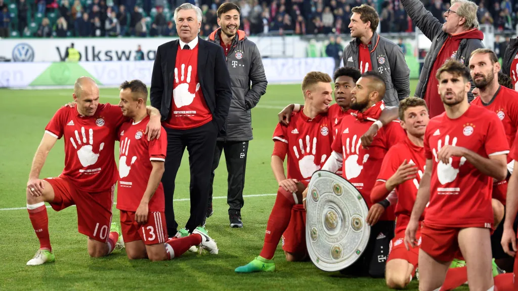 Fotbalisté Bayernu se radují ze zisku mistrovského titulu