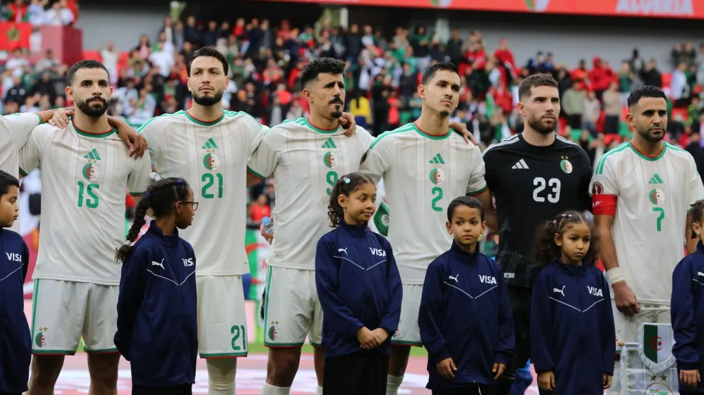 Gólman Luca Zidane s fotbalisty Alžírska