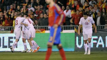 Čeští fotbalisté se radují z Plašilova gólu