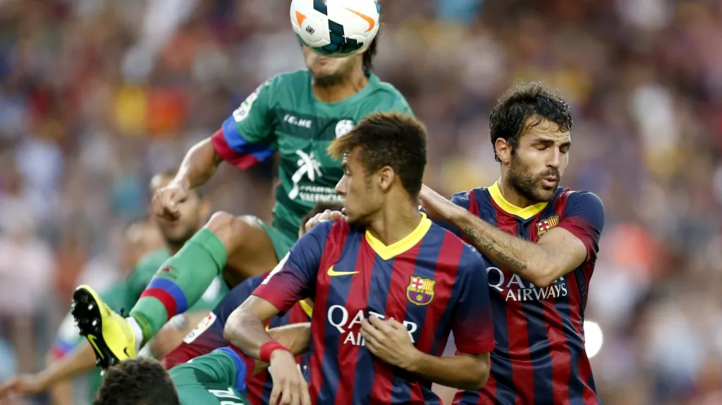 Neymar (uprostřed) v utkání s Betisem