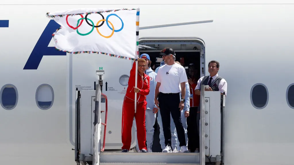 Karen Bassová přivezla olympijskou vlajku do LA