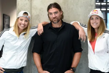 Trenér Simon Nausch se svými svěřenkyněmi