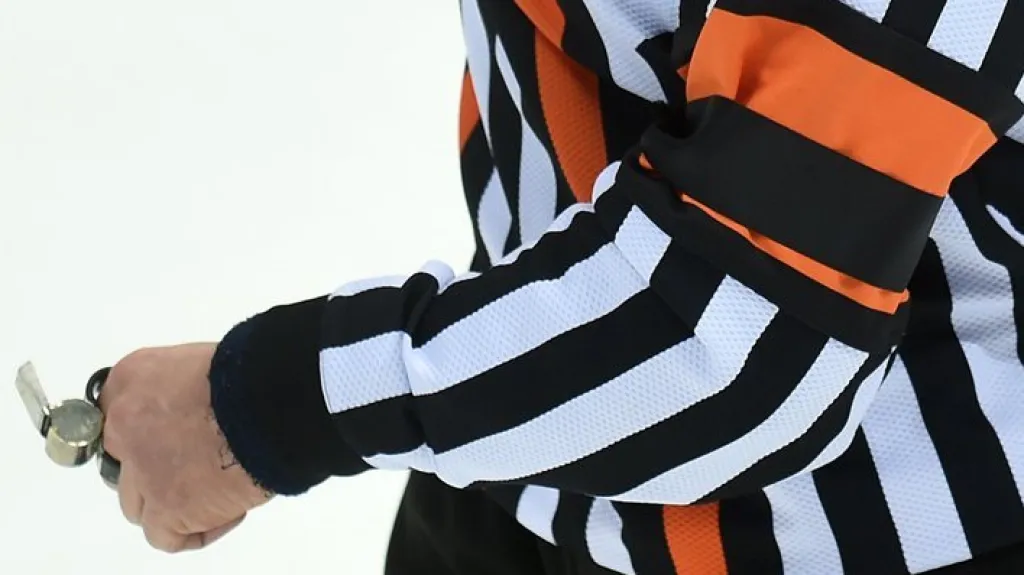 Rozhodčí s černou páskou