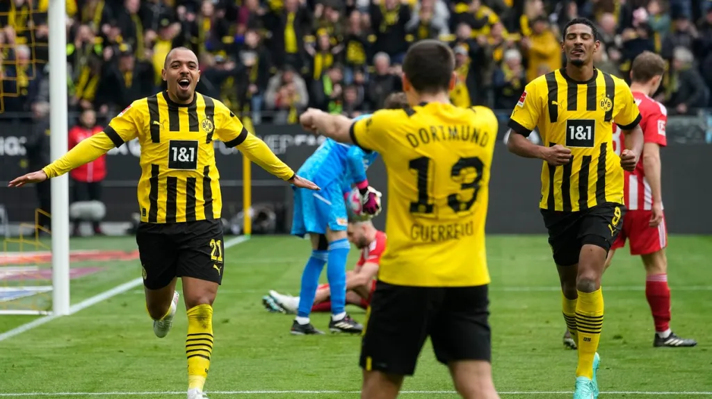 Donyell Malen (vlevo) oslavuje svůj gól