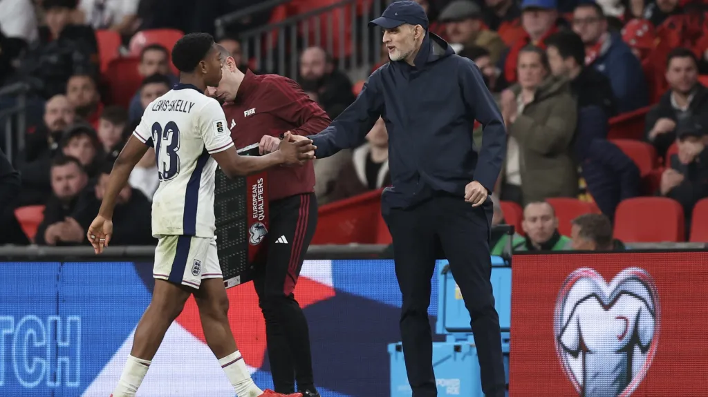 Thomas Tuchel gratuluje Myles Lewis-Skellymu ke gólu