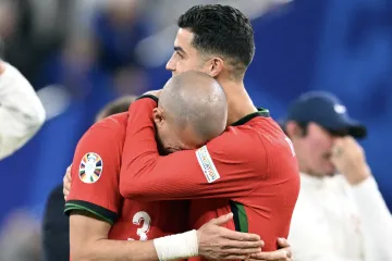 Pepe v objetí Cristiana Ronalda