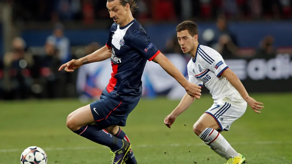 Útočník PSG Zlatan Ibrahimovič (vlevo) v souboji o míč z Eden Hazardem z Chelsea