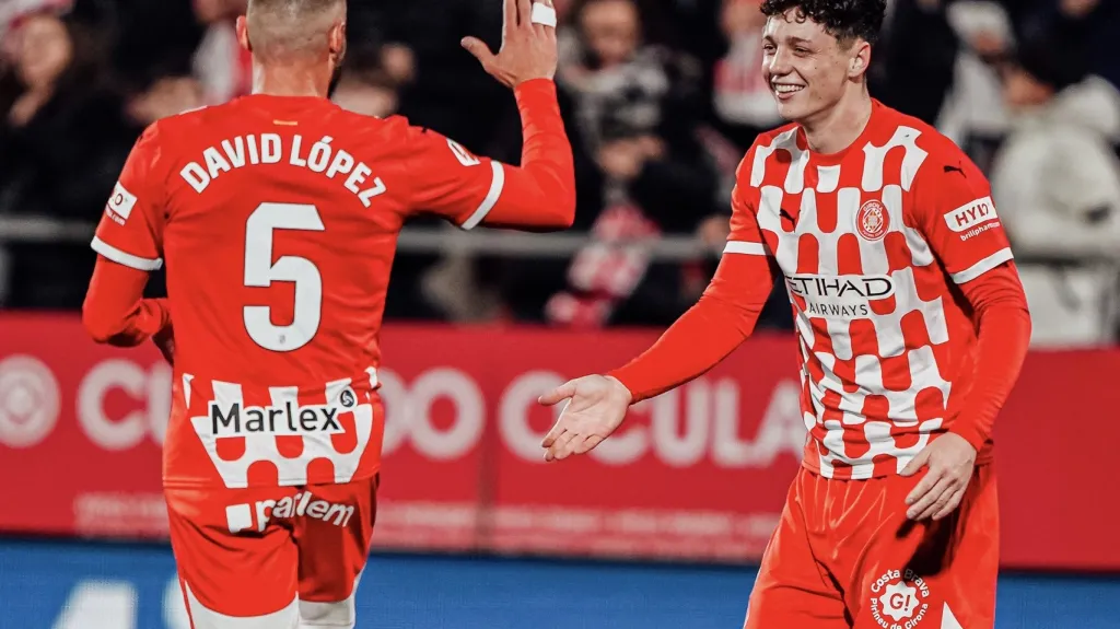 Ladislav Krejčí z Girony (vpravo) oslavuje svůj první gól v La Lize