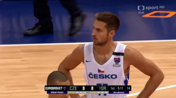 Kyzlinkův tvrdý nájezd na koš proti Izraeli