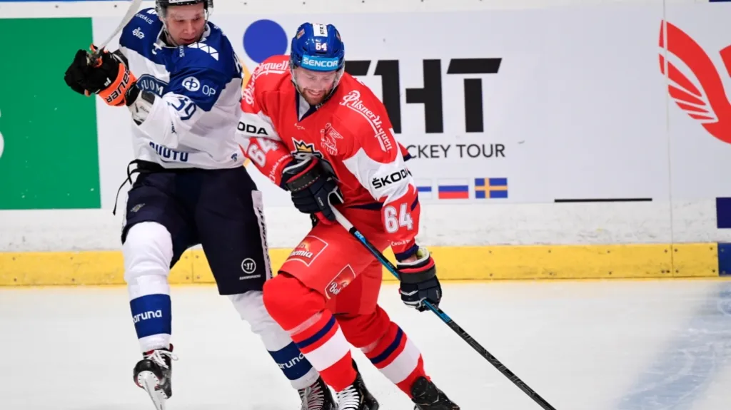 Jiří Sekáč (vpravo) v utkání proti Finsku