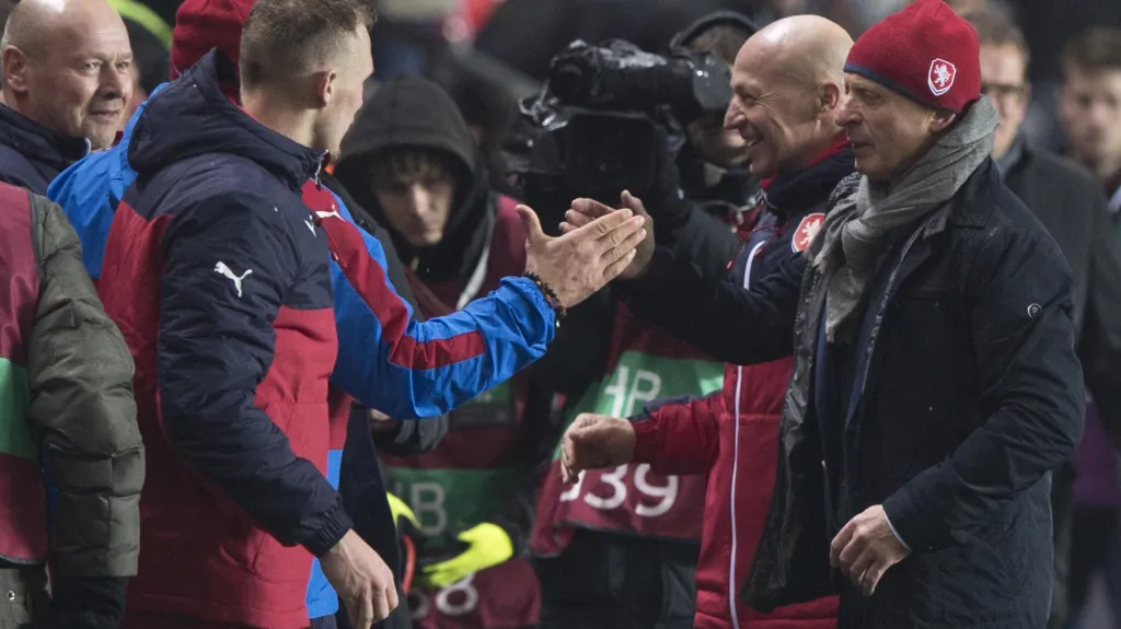 Trenér národního týmu Karel Jarolím (vpravo) se raduje se svými svěřenci z výhry