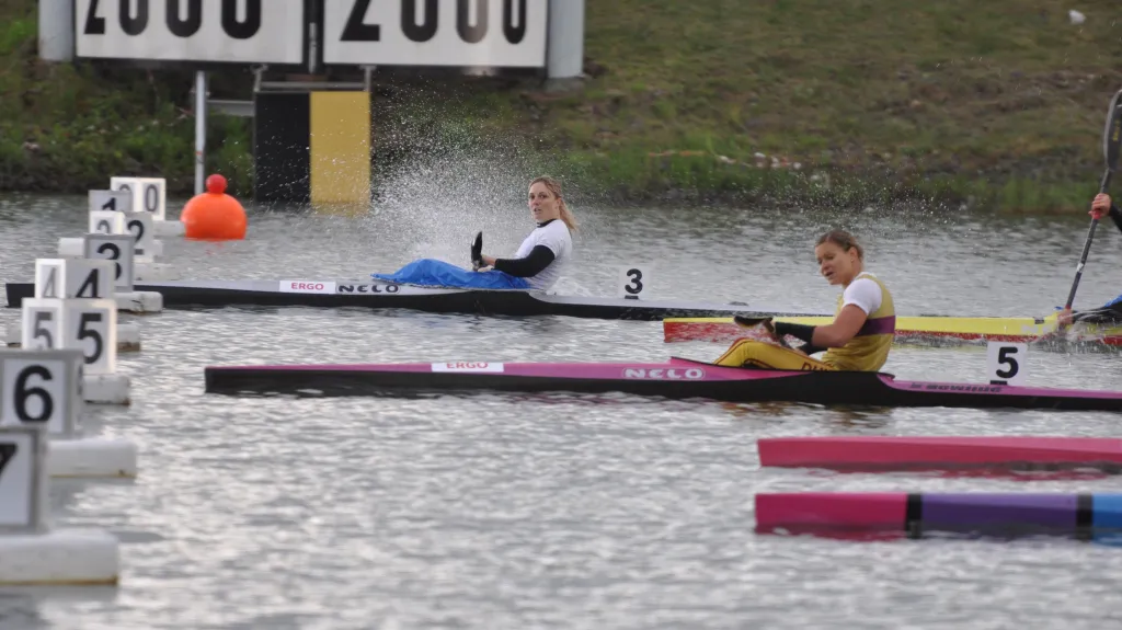 Kajakářka Jana Blahová (v bílém) vítězí v nominačním závodě v Račicích před Annou Kožíškovou