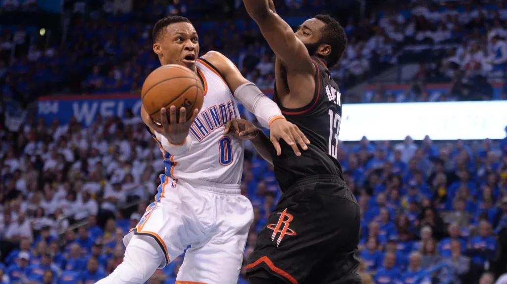 James Harden blokuje Russella Westbrooka