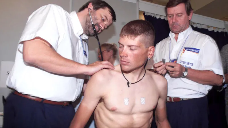 Jan Ullrich v péči lékařů před startem Tour