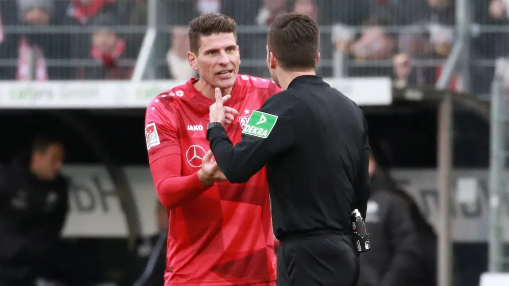 Mario Gómez v diskuzi s rozhodčím