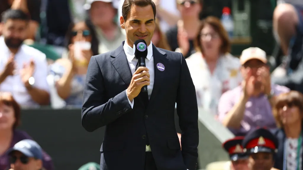 Roger Federer během ceremoniálu ve Wimbledonu