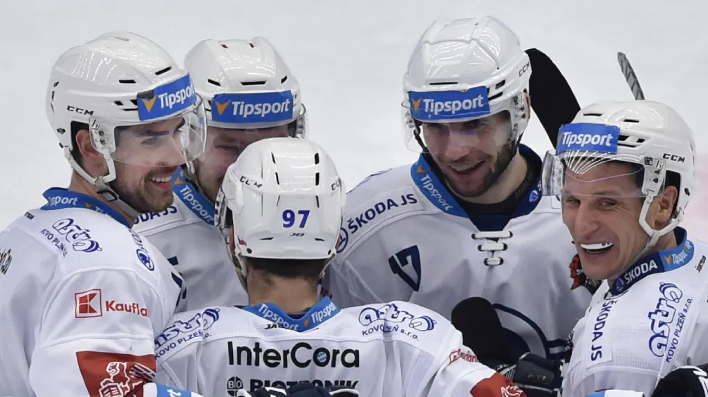 Plzeňští hokejisté slaví gól - vlevo Peter Čerešňák, vpravo Tomáš Mertl
