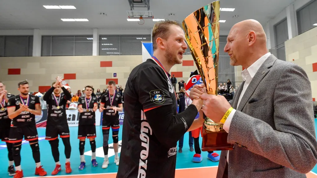 Pakosta předává trofej volejbalistům Jihostroje
