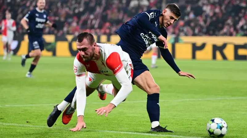 Střet Tomáše Chorého s obráncem Slovácka Jonathanem Mulderem