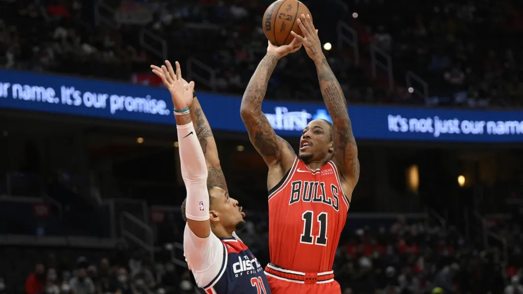DeMar DeRozan z Chicaga střílí na koš v utkání NBA