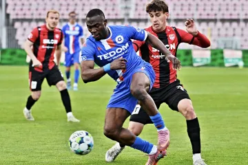 Quadri Adebayo Adediran z Artisu si kryje míč před Tomášem Hákem z Táborska