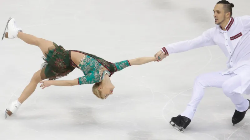 Ruská sportovní dvojice Taťjana Volosožarová a Maxim Traňkov