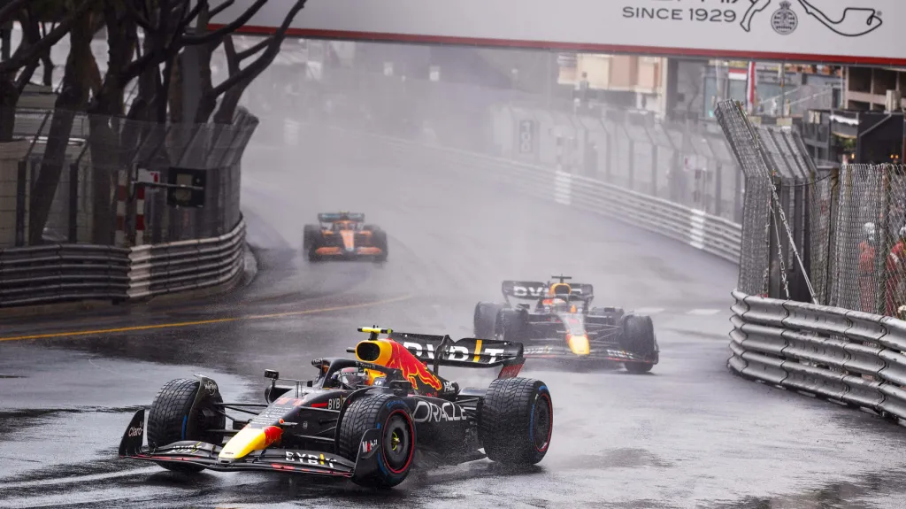 Sergio Peréz při deštivé Grand Prix Monaka