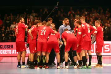 Čeští házenkáři při poradě na Euru