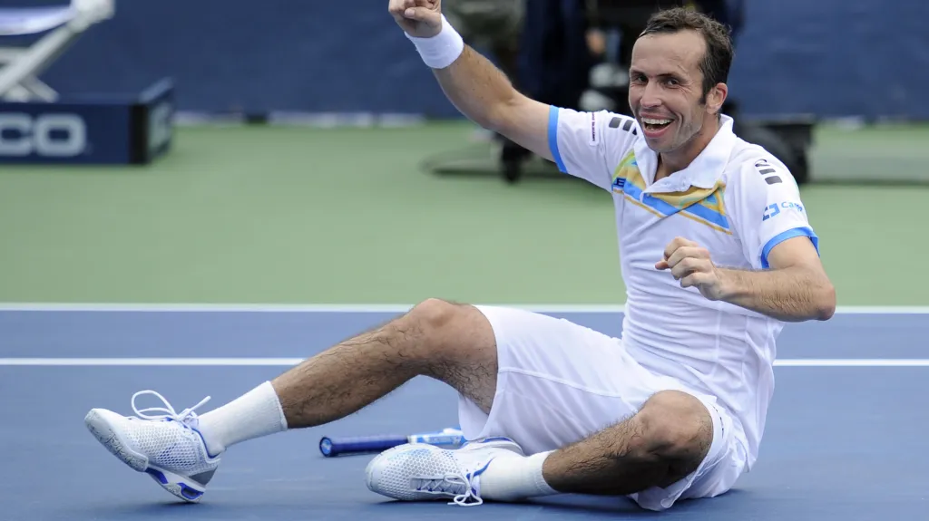 Radek Štěpánek slaví na kurtu