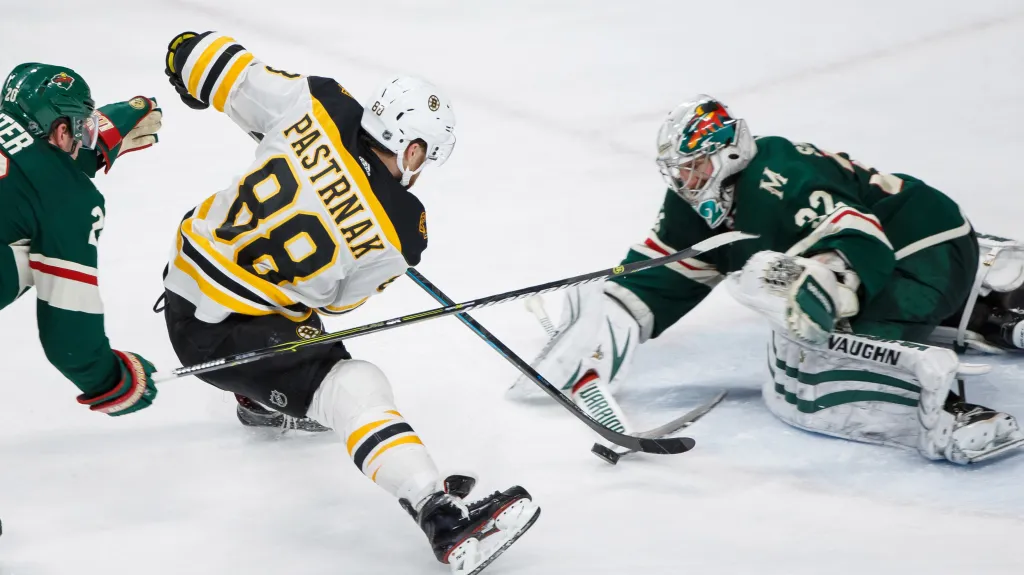 Bostonský David Pastrňák (uprostřed) v utkání s Minnesotou