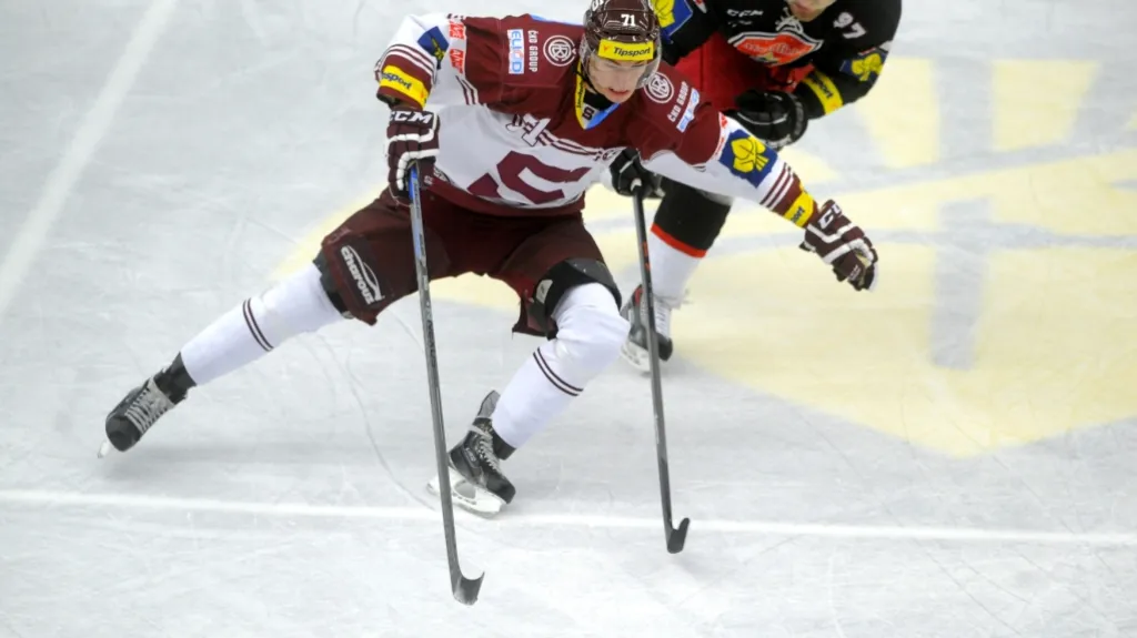 Marek Ďaloga ze Sparty a Lukáš Vantuch z Hradce Králové