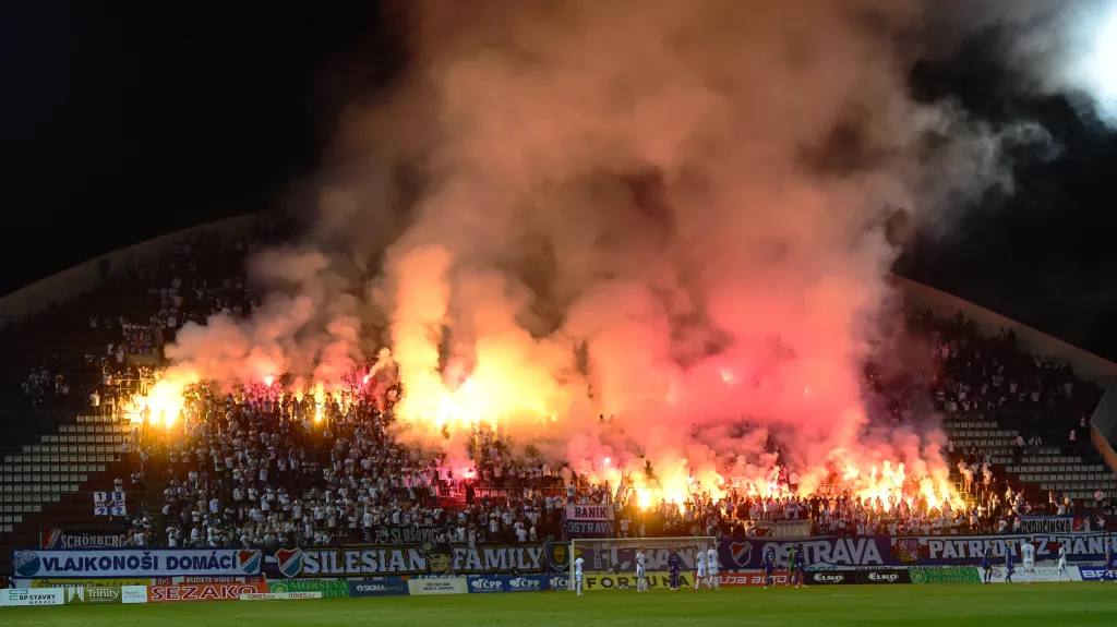 Fanoušci Baníku Ostrava během utkání se Sigmou Olomouc