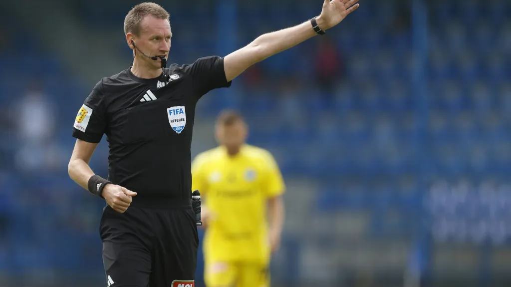 Fotbalový rozhodčí