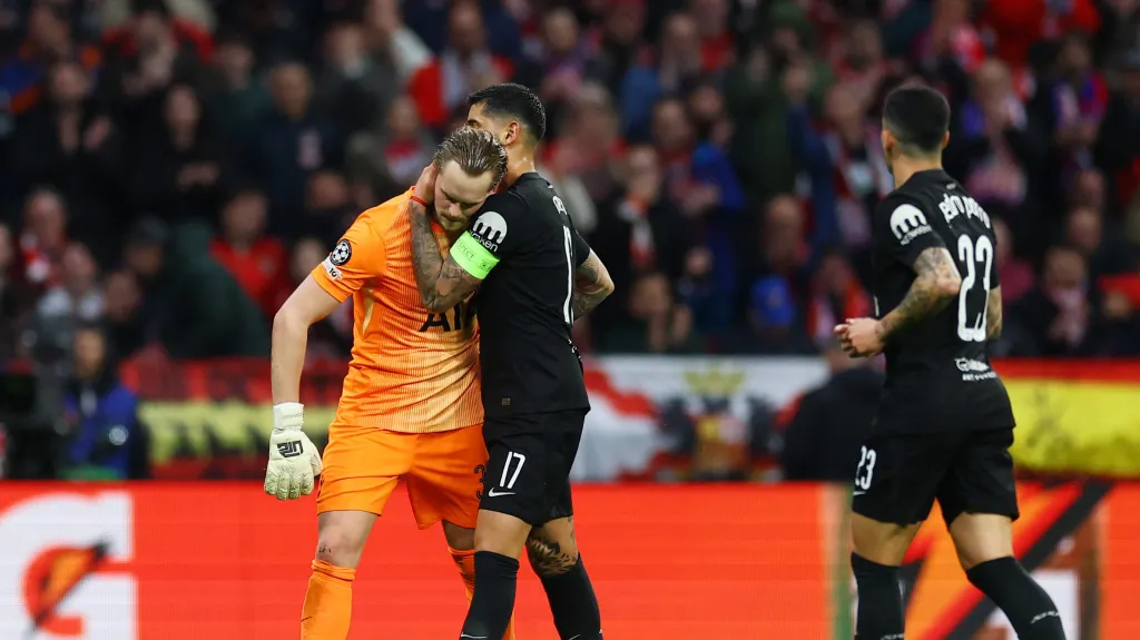 Kinského utěšovali i spoluhráči