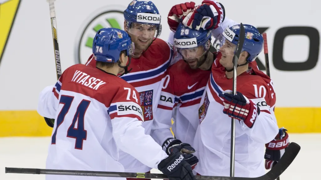 Jakub Klepiš (druhý zprava) přijímá gratulace od spoluhráčů ke gólu do sítě Slovenska