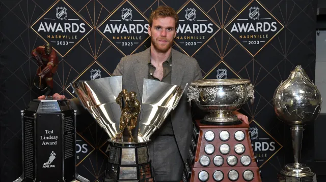 McDavid si z galavečera NHL odnesl čtyři trofeje