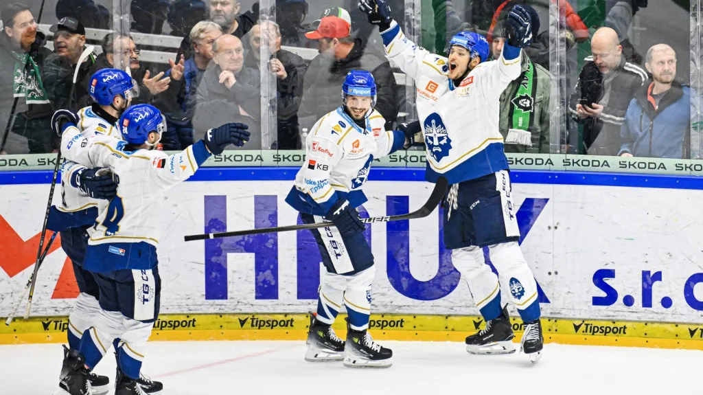 Eduards Tralmaks (vpravo) se raduje se spoluhráči z Kladna