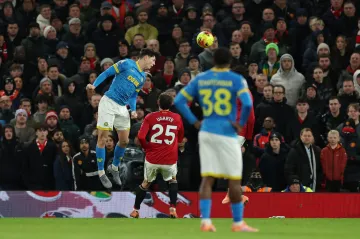 Ladislav Krejčí z Wolverhamptonu hlavičkou skóruje proti Manchesteru United