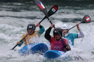 Antonie Galušková během rozjížďky olympijského kayakcrossu