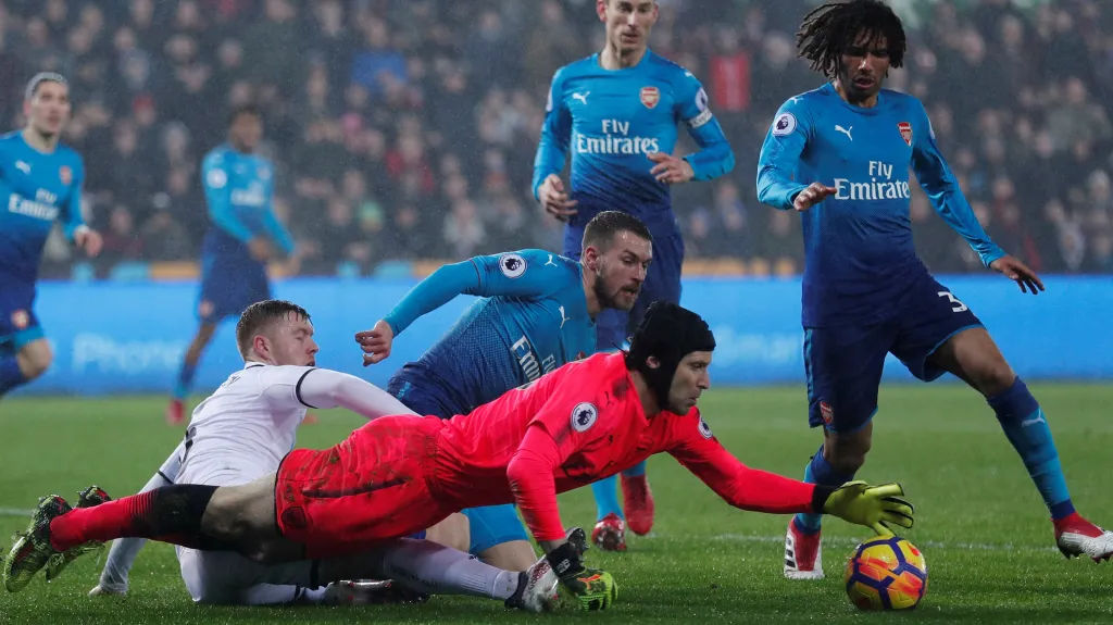 Brankář Arsenalu Petr Čech v zápase se Swansea