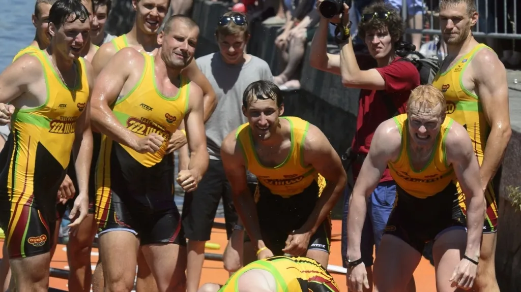 Posádka Dukly hází kormidelníka Oldřicha Hejdůška do vody po vítězství v závodě osmiveslic