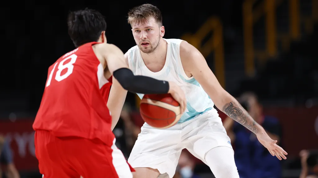 Slovinec Luka Dončič v utkání s Japonskem