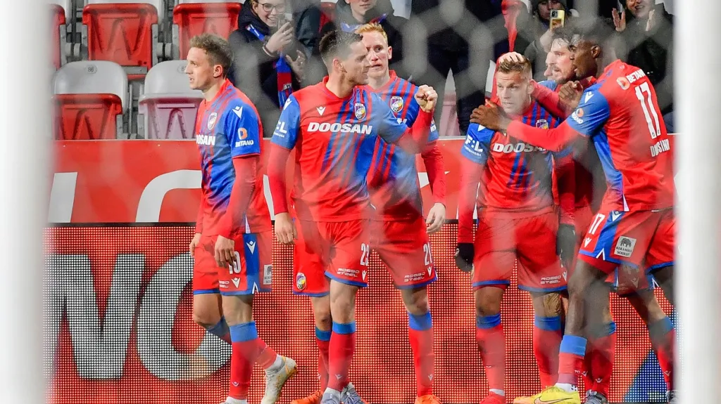 Radost plzeňských hráčů z gólu Matěje Vydry