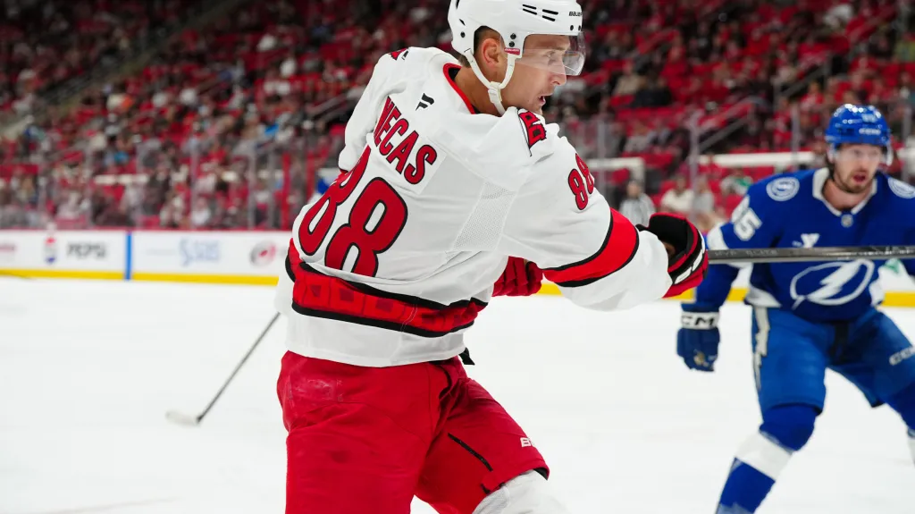 Martin Nečas v akci v utkání NHL